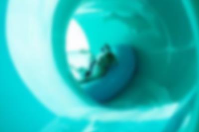 Volle Fahrt in der Jungle Tube Wasserrutsche im Aquadome™ Lalandia in Billund