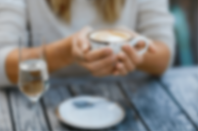 Er du vores nye vært i Café Wine i Lalandia i Søndervig?