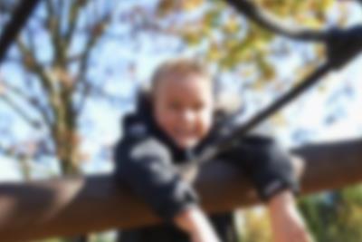 En gutt leker på et klatrestativ ved Lalandia