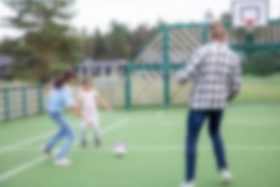 Pappa och barnen spelar boll på multiplanen i Lalandia