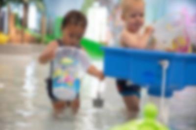 Vannlek i babybassenget i Kids Area – med sklie og leker for de minste i Aquadome på Lalandia i Billund