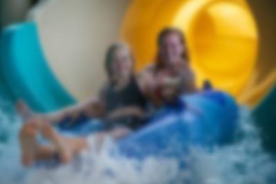 Full fart i River Tube-vannsklien i Aquadome Lalandia i Billund