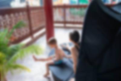 Nyt tropefølelsen i en loungesofa – en avslappende base for familien i Aquadome på Lalandia i Billund. Kan bookes i Beach Club Food & Drinks.