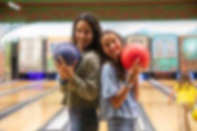 Familien jubler på bowlingbanene i Lalandia