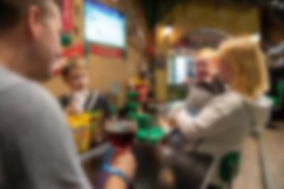 Far og sønn koser seg i sportsbaren i Lalandia i Billund