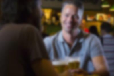 Far og sønn nyter en forfriskning i sportsbaren i Lalandia i Billund