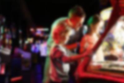 Ei jente venter på gevinst i Little Vegas i Lalandia