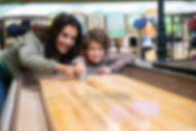 Spill en runde shuffleboard i Lalandia