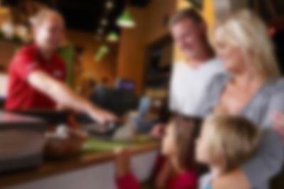 Familien bestiller time i Sport & Bowling i Lalandia