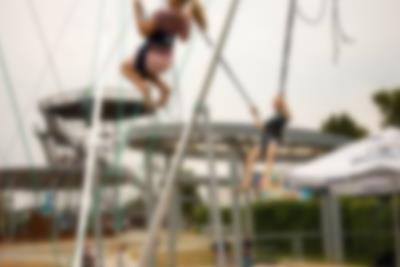 Kjenn hoppegleden boble i de morsomme High Jump-trampolinene