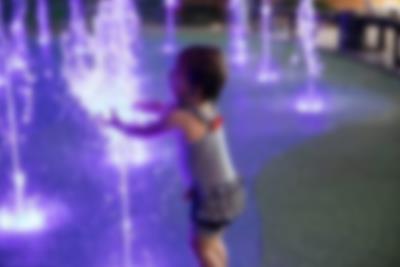 Et hav af sprudlende fontæner i Kids Area – perfekt til timevis af leg og vandsjov for børnene i Aquadome i Lalandia i Billund