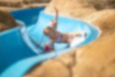 Flicka i juniorbassängen i Lalandia Aquadome