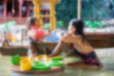 I den roliga barnbassängen kan de 0-5-åriga testa en liten vattenrutschbana