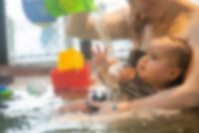 I babybassängen är vattnet 28 grader varmt