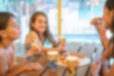 Tag jeres mad med på vores store terrasse ved Food Court