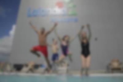 Hop i den udendørs pool i Lalandia i Billund