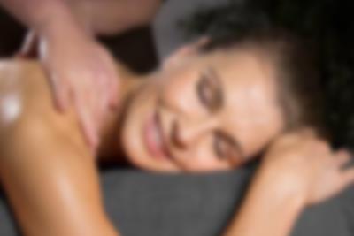 Mamma njuter av massage på Lalandia Wellness