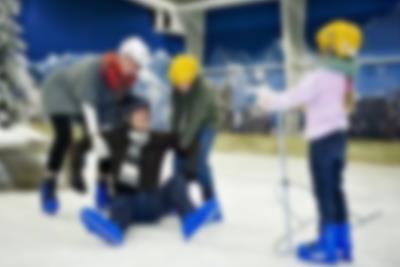 Familie auf Glatteis in der Eislaufhalle von Lalandia