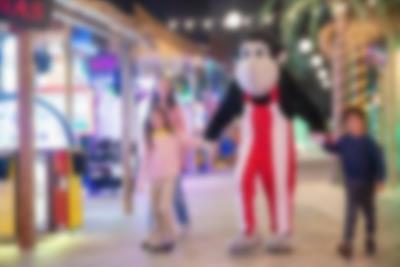 Ei jente får flette i håret i Lalandia i Billund