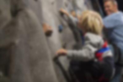 Nå toppen på klätterväggen på Winter World på Lalandia