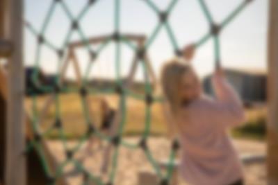 Mutter genießt eine Massage bei Lalandia Wellness