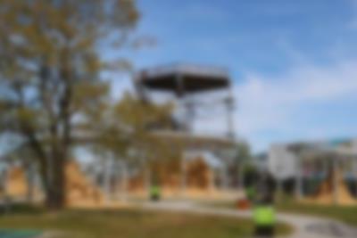 Erforschen Sie den wilden Turm mit altersgerecht angepassten Hindernisbahnen hoch über der Erde