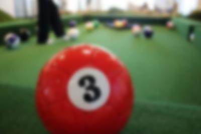 Das Spiel wird nach traditionellen Billardregeln gespielt