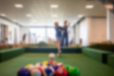 Fußball und Billard verschmelzen zu einem lustigen Familienspiel
