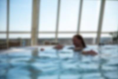 Oplev den store, skønne hot pool i Aquadome med plads til hele familien i Lalandia i Rødby
