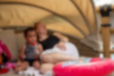 Das Leben genießen auf einer Loungesofa im Aquadome – Lalandia in Rødby