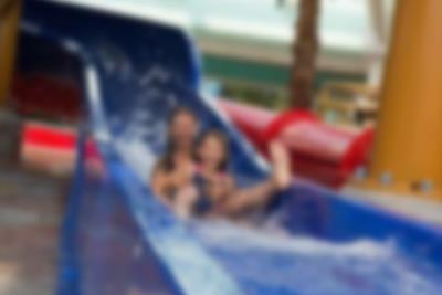 Aqua Splash Playground diger vannlekeplass med hele 5 vannsklier
