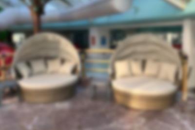 Entspannt euch in einer Loungesofa unter Palmen – euer Rückzugsort im Aquadome. Buchbar im Aquadome Shop.