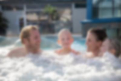 Großer Außenwhirlpool im Aquadome™ in Lalandia in Rødby