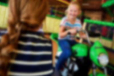 Kleinen Mini-Gokarts packende Rennen liefern