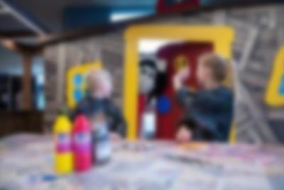 Er vores søde og nysgerrige abe hjemme eller på eventyr?