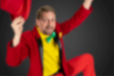 Opplev klovnen Ibber byr på et fartsfylt sirkus- og trylleshow