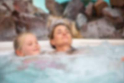 Genießen Sie die warmen Whirlpools im Aquadome™ in Lalandia in Rødby