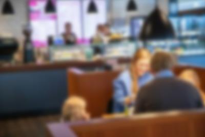 Schaut nach dem Training bei Espresso House vorbei in Lalandia in Rødby