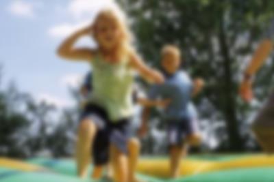 Flicka skrattar på studsmattan i Lalandia