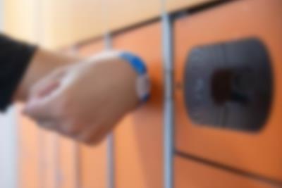 Armbandet är din skåpnyckel i våra ljusa och praktiskt inredda omklädningsfaciliteter i Aquadome på Lalandia i Billund Armbandet är din skåpnyckel i våra ljusa och praktiskt inredda omklädningsfaciliteter i Aquadome på Lalandia i Billund