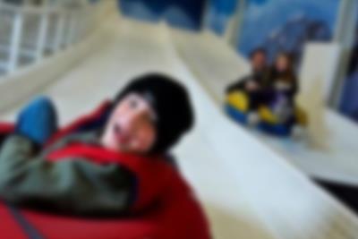 Prova kälkbacken inomhus i Winter World på Lalandia i Billund Prova kälkbacken inomhus i Winter World på Lalandia i Billund