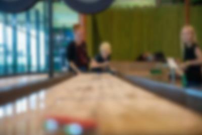 Tag et sjovt spil shuffleboard, der minder om curling Tag et sjovt spil shuffleboard, der minder om curling