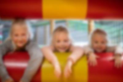 Tre børn hygger sig sammen og smiler i Monky Tonky Land i Lalandia - legelandet er perfekt til børnefødselsdag. Tre børn hygger sig sammen og smiler i Monky Tonky Land i Lalandia - legelandet er perfekt til børnefødselsdag.